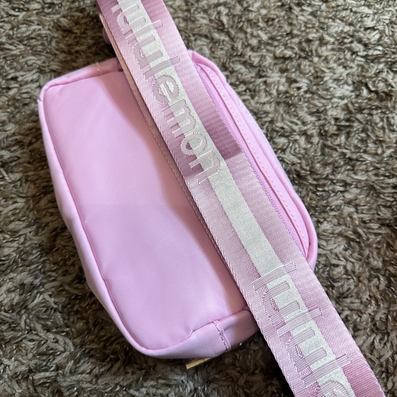Lululemon everywhere Belt Bag - Picture 3 of 3